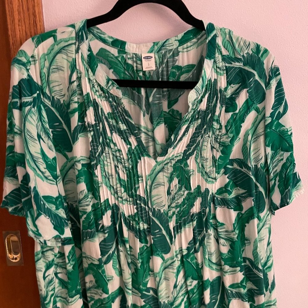 Old Navy L Plant Leaf Top